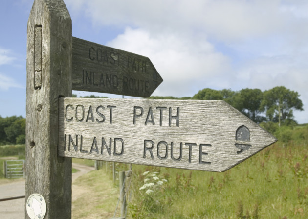A wooden sign for the coast path in Dorset. ©VisitBritain / Martin Brent