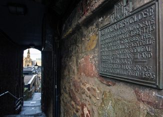 The bronze plaque at the entrance to Advocates Close on Edinburgh's historic Royal Mile. Credit: Ian Rutherford / Alamy